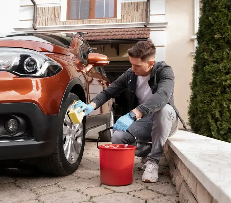 Lavage auto à domicile Saint-Pierre-de-Côle : professionnel intervenant sur un véhicule